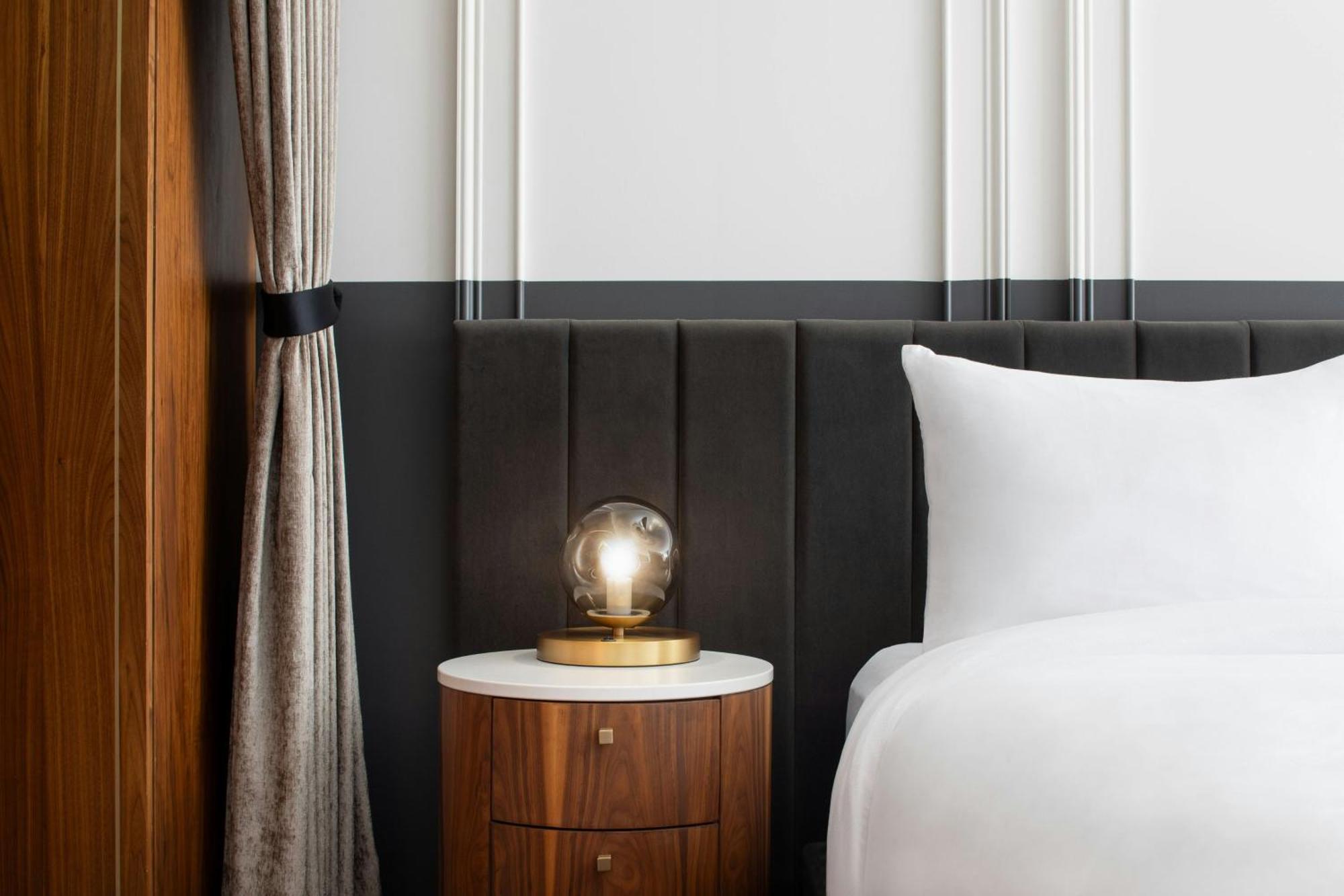 Honeyrose Hotel, Montreal, A Tribute Portfolio Hotel Ngoại thất bức ảnh A bedside table